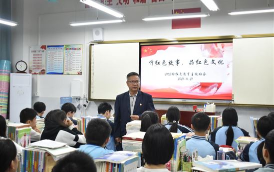 传承红色基因 弘扬红色文化 ——南宁市东盟黄冈中学党支部书记、校长汪培宏到学校红色教室讲党课