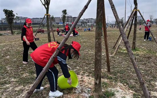 弘扬雷锋精神，引领青年风尚——南宁市东盟黄冈中学开展学雷锋系列活动