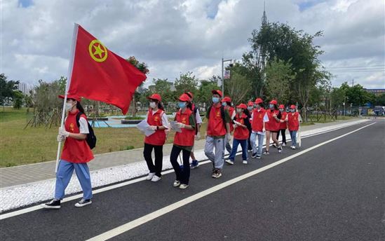 南宁市东盟黄冈中学团委组织 “小手拉大手，践行绿生活”志愿服务活动