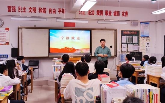 全天候管理学校   全过程指导教师 全方位关爱学生 ——南宁市宏德高级中学黄河清校长工作纪实