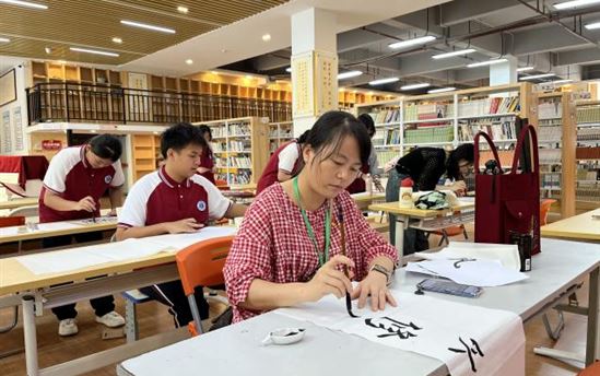 挥毫展风采，清廉留校园——南宁市宏德高级中学开展毛笔书法艺术比赛