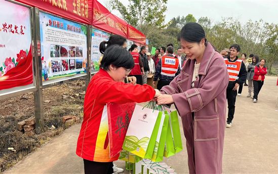 宏德公益行，“三八”妇女节助力乡村教育振兴